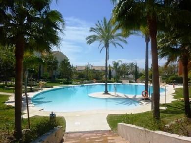 Apartamento con 3 dormitorios se vende en Marbella, Costa del Sol