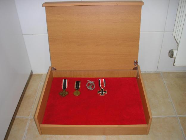 Caja / expositor medallas + regalo