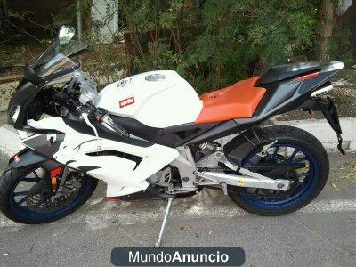 Aprilia RS año 2006 con tan solo 15.000km como de paquete.