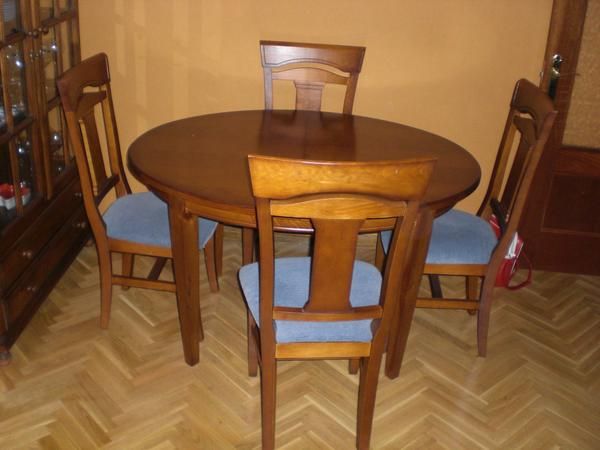 SE VENDE MODERNA MESA DE MADERA CON CUATRO SILLAS