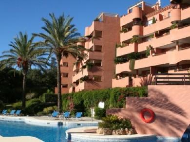 Apartamento con 2 dormitorios se vende en Marbella, Costa del Sol