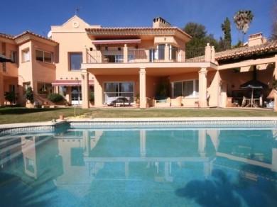 Chalet con 5 dormitorios se vende en Marbella, Costa del Sol