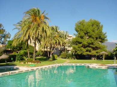 Apartamento con 2 dormitorios se vende en Estepona, Costa del Sol