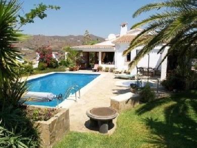 Chalet con 6 dormitorios se vende en Benajarafe, Costa del Sol