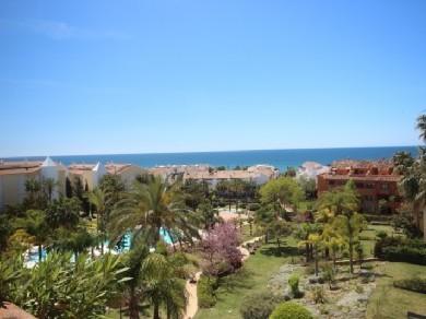 Apartamento con 3 dormitorios se vende en Marbella, Costa del Sol