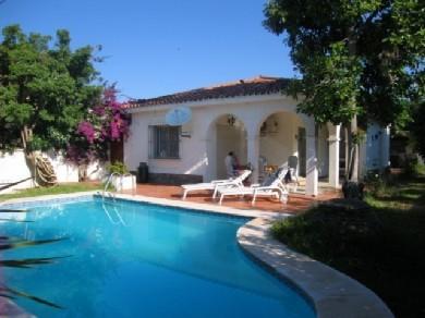 Chalet con 2 dormitorios se vende en Marbella, Costa del Sol