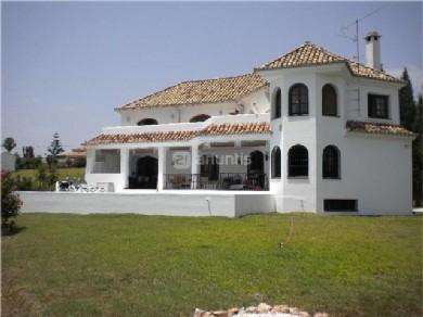 Chalet con 4 dormitorios se vende en Estepona, Costa del Sol