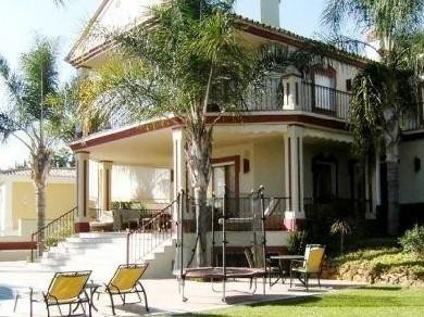 Chalet con 4 dormitorios se vende en Marbella, Costa del Sol