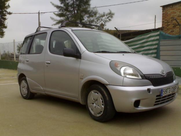 Vendo Toyota Yaris Verso.