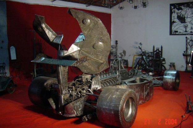 escoltura de hierro un coche de formula 1  pesa unica