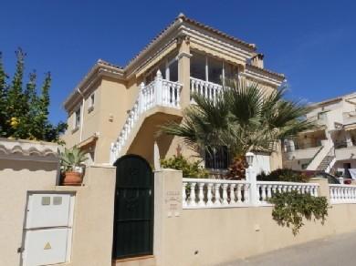 Chalet con 4 dormitorios se vende en Villamartin, Costa Blanca