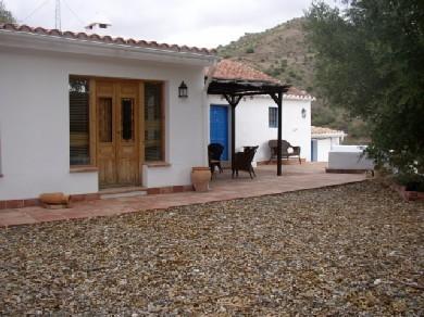 Chalet con 5 dormitorios se vende en Alora