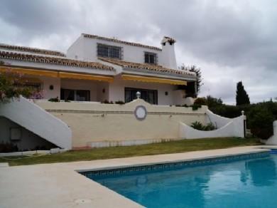 Chalet con 5 dormitorios se vende en Estepona, Costa del Sol