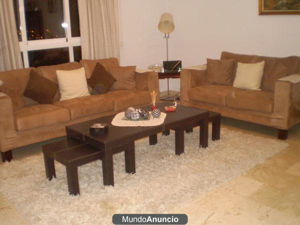 Sofás, comedor, alfombra, TV con mesa, mesa centro