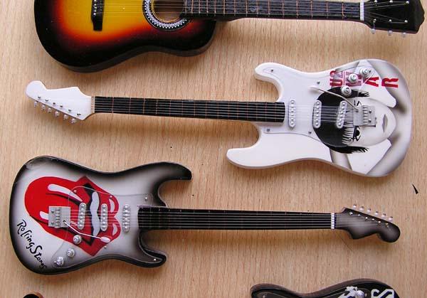 Guitarra de musica miniatura a escala para decorar