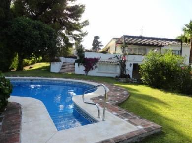 Chalet con 3 dormitorios se vende en Marbella, Costa del Sol