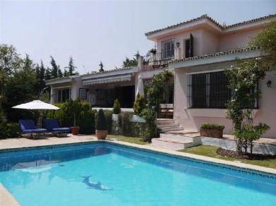 Chalet con 3 dormitorios se vende en Marbella, Costa del Sol