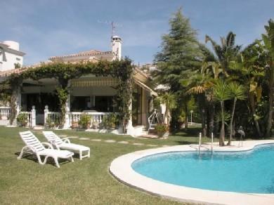 Chalet con 4 dormitorios se vende en Estepona, Costa del Sol