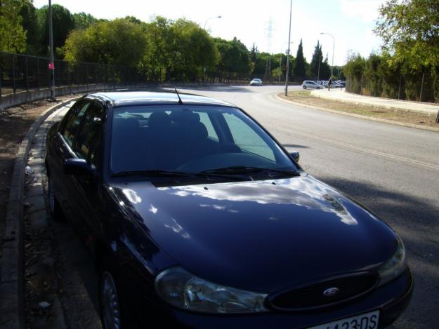 Ford Mondeo 1.8i 16v 5p azul oscuro metalizado