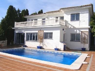 Chalet con 4 dormitorios se vende en Benalmadena Pueblo, Costa del Sol