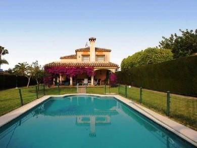 Chalet con 5 dormitorios se vende en Marbella, Costa del Sol