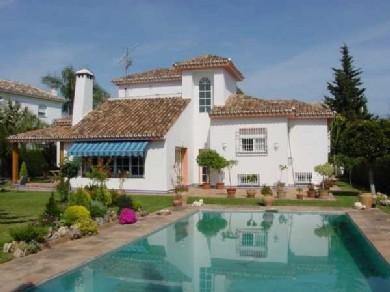 Chalet con 4 dormitorios se vende en Marbella, Costa del Sol