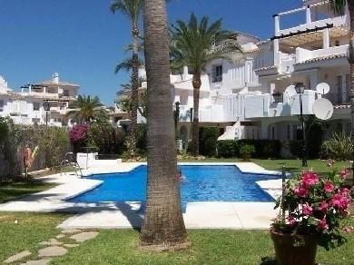 Apartamento con 2 dormitorios se vende en Marbella, Costa del Sol