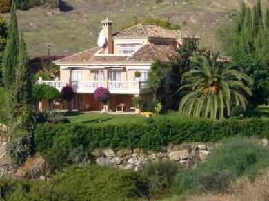 Chalet con 5 dormitorios se vende en Marbella, Costa del Sol