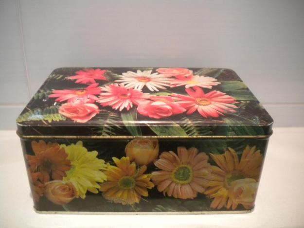 Caja de Cola Cao edición flores Dalias