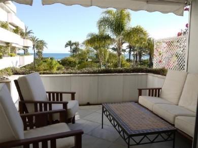 Apartamento con 2 dormitorios se vende en Marbella, Costa del Sol