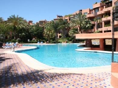 Apartamento con 3 dormitorios se vende en Marbella, Costa del Sol