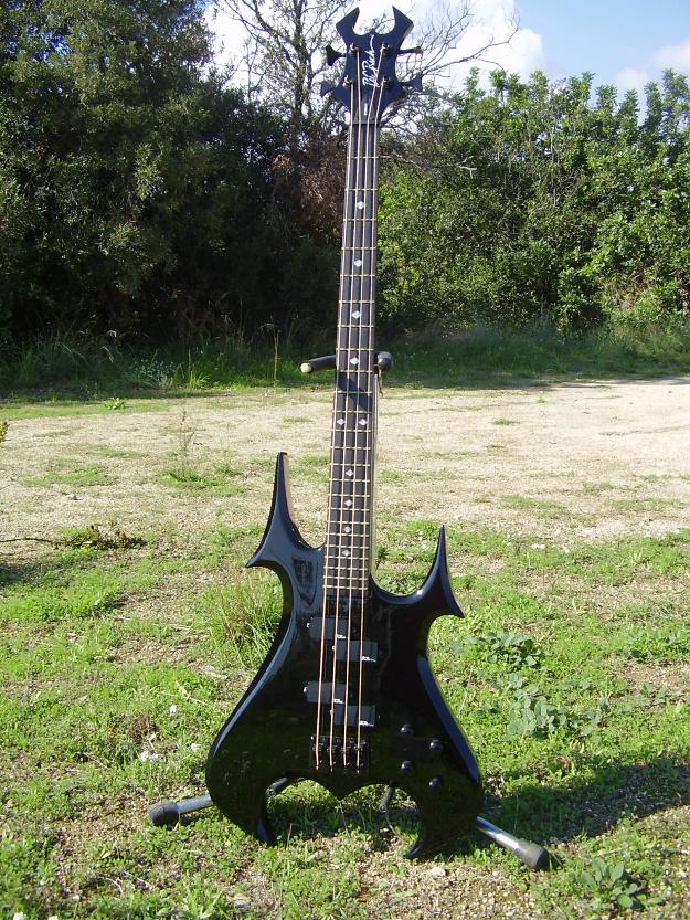 Bajo BC Rich Zombie