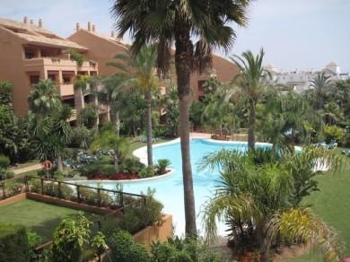 Apartamento con 3 dormitorios se vende en Marbella, Costa del Sol