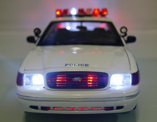 1:18 coche de policia de Nueva York - NYPD - Con luces y parpadeos.