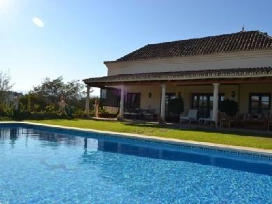 Chalet con 4 dormitorios se vende en Marbella, Costa del Sol