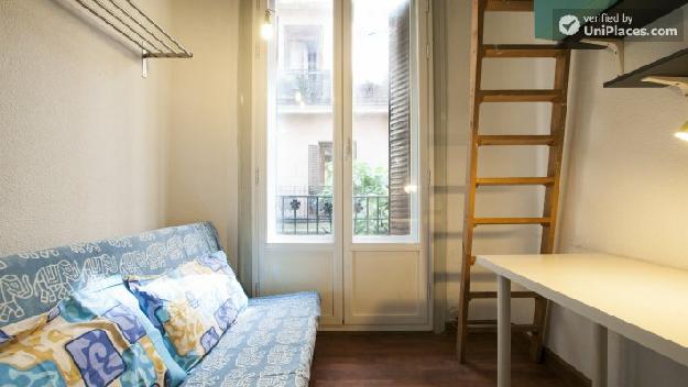 Rooms available - Modern 4-bedroom apartment in lively Malasaña