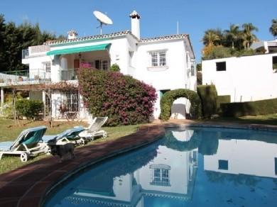 Chalet con 2 dormitorios se vende en Marbella, Costa del Sol