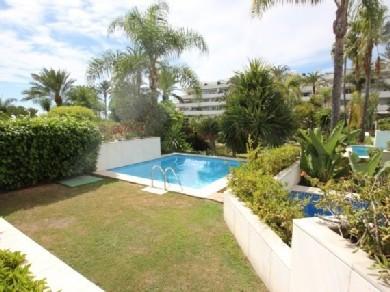 Apartamento con 3 dormitorios se vende en Marbella, Costa del Sol