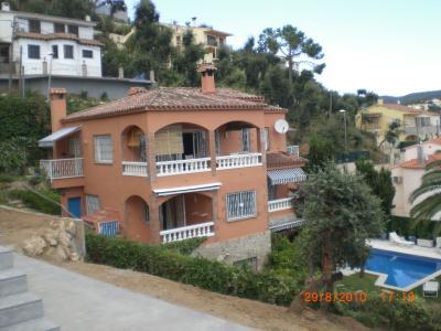 Beautiful villa with sea view & pool