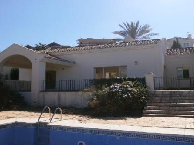 Chalet con 4 dormitorios se vende en Marbella, Costa del Sol