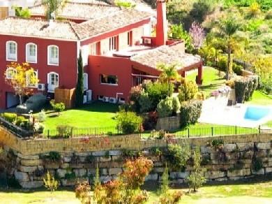 Chalet con 5 dormitorios se vende en Benahavis, Costa del Sol