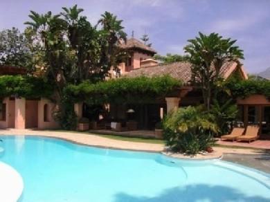 Chalet con 5 dormitorios se vende en Marbella, Costa del Sol