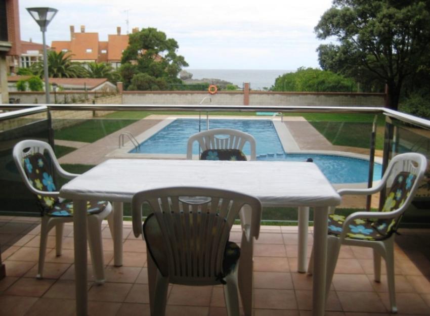 Se alquila BAJO junto a la Playa de Ris con terraza, jardín y vistas al mar.