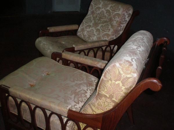 Vendo sofá-tresillo y 2 sillones conjunto,estilo ingles, recien reformados y bien conservados.Precio 100 . Tlf:658500083