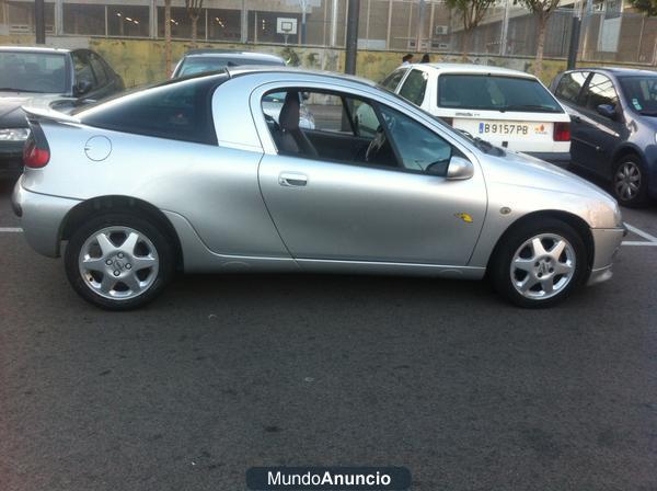 Vendo un coche Opel Tigra deportivo color gris de año 2000 en buen estado