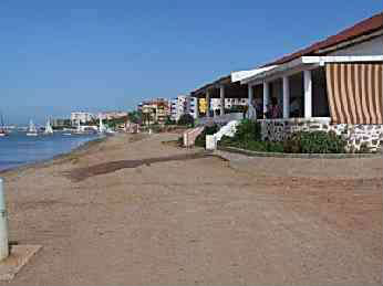 Se alquila casa en la manga del mar menor1ª linea de playa a tan solo 7 metros del agua.