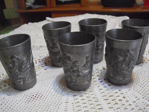 lote de 6 vasos de estaño labrado con imagenes medidas 11cm alto x 7.5diametro