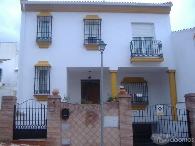 VENDO VIVIENDA UNIFAMILIAR AMUEBLADA