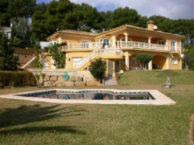 Chalet con 4 dormitorios se vende en Marbella, Costa del Sol