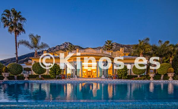 This fantastic palatial mansion is located in one of the best plots of 5.000 m², south fac